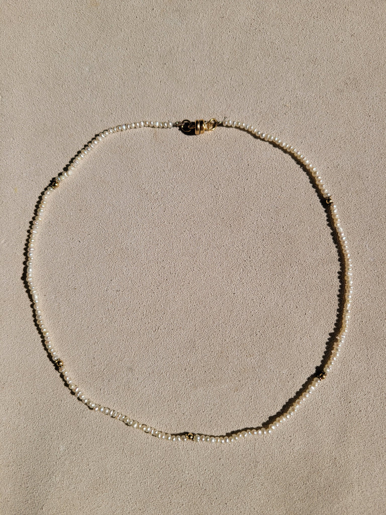 Flower pearl necklace