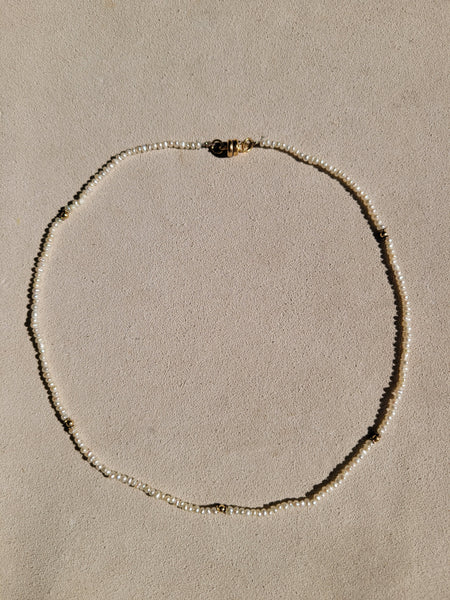 Flower pearl necklace